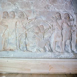 Relief mit Bogenschützen, aus dem Palast von Sargon II. in Khorsabad, Irak